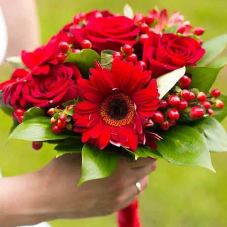 Букет невесты из красных роз и гербер