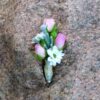 Бутоньерка из розовых роз и хризантем
