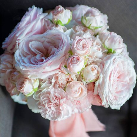 Букет невесты из пионовидных роз и диантуса (вблизи)