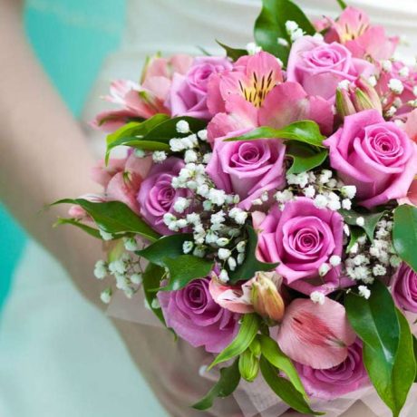 Букет невесты из роз и альстромерии (вблизи)