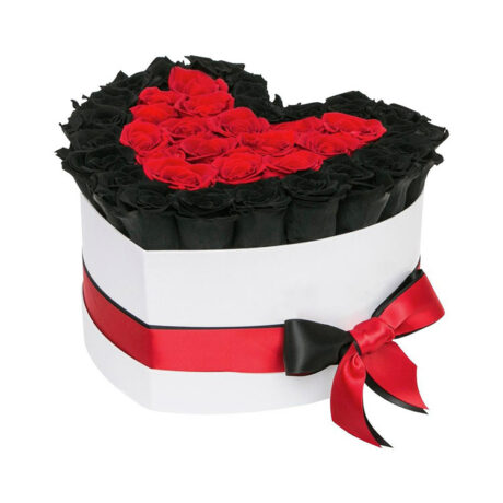Сердце из черных и красных роз в коробке