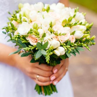 Букет невесты из фрезии и кустовых роз