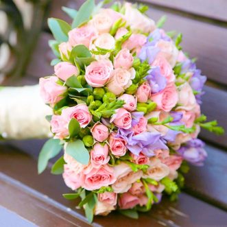 Букет невесты из фрезии и розовых роз