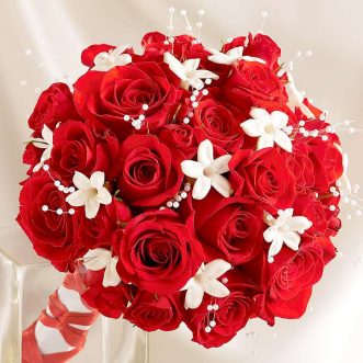 Букет невесты из красных роз и декора
