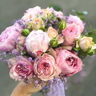 Букет невесты из пионов и пионовидных роз