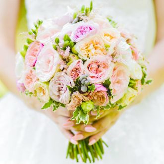 Букет невесты из пионовидных роз и фрезии