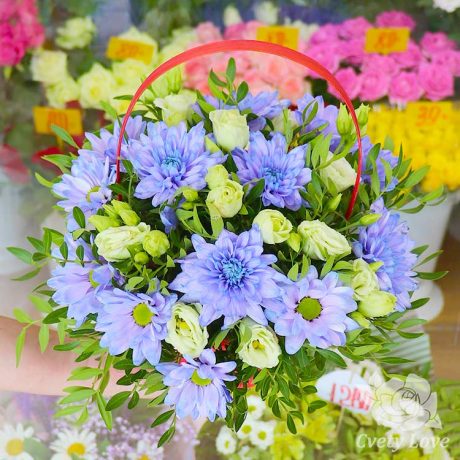 Голубые хризантемы и эустомы в корзине