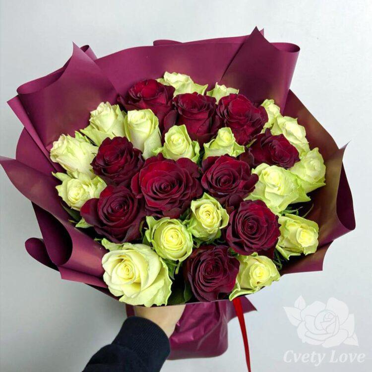 Букет из 27 белых и красных кенийских роз